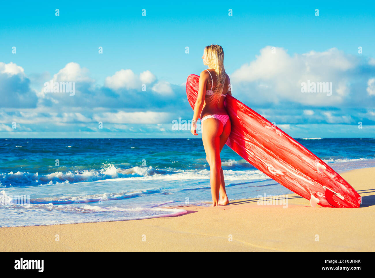 Schöne Blonde Surfer Girl am Strand bei Sonnenuntergang. Sommer Lifestyle. Stockfoto