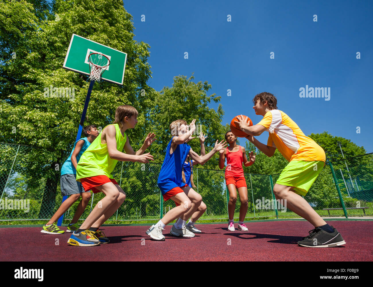 Basketball children -Fotos und -Bildmaterial in hoher Auflösung – Alamy
