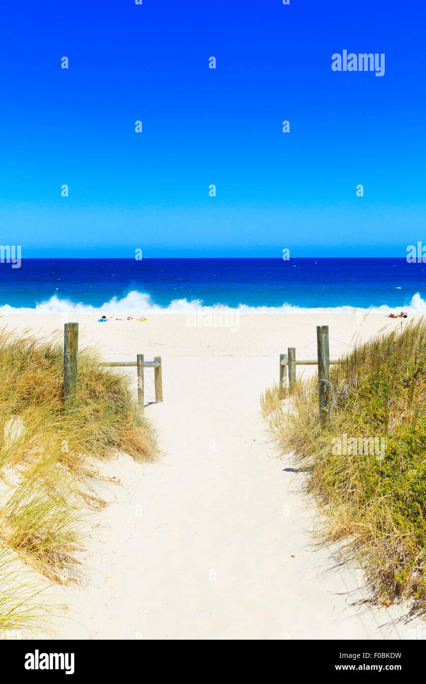 Eine Spur führt zu Cottesloe Beach Stockfoto