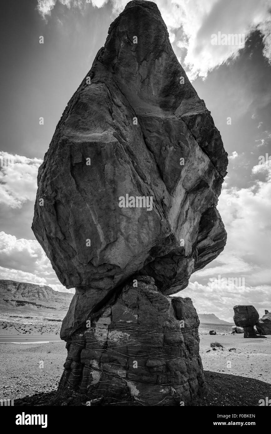 Ausgewogene Rock Lees Ferry Coconino County Arizona schwarz / weiß senkrecht Stockfoto