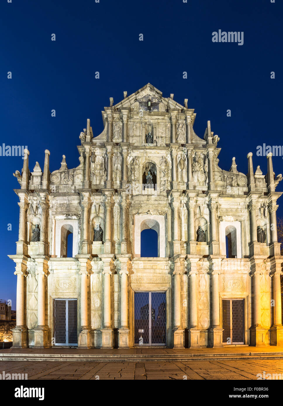 Die Ruinen von St. Paul Kirche, bestehend aus nur in seiner Hauptfassade in Macau sind eines der wichtigsten Wahrzeichen der Stadt. Bei Sonne genommen Stockfoto