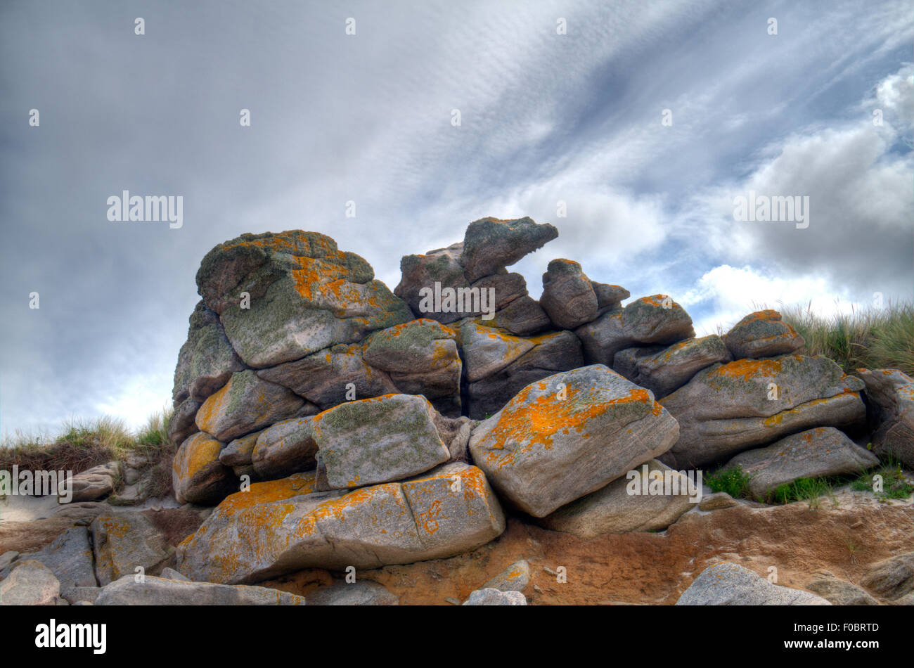 Erodierte Granit, ein Tor, auch bekannt als Schloss Koppie oder Kopje, an der Küste der Bretagne, Frankreich Stockfoto