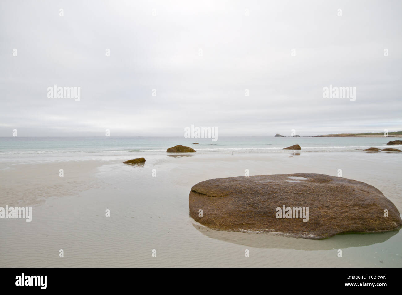 Felsen und Steinen am Strand auf der atlantischen Küste der Bretagne, Frankreich Stockfoto