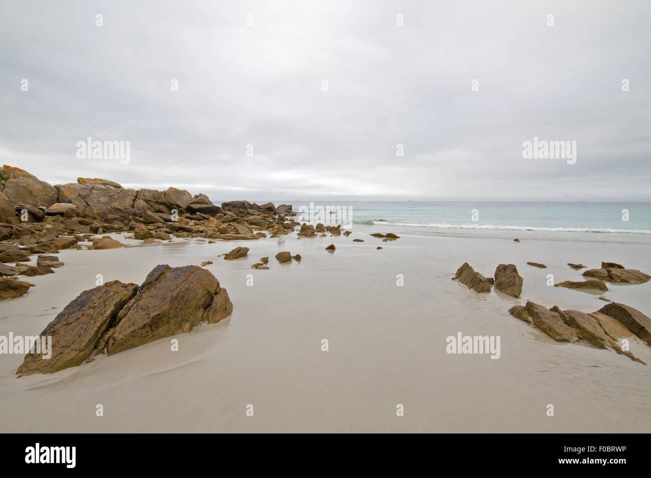 Felsen und Steinen am Strand auf der atlantischen Küste der Bretagne, Frankreich Stockfoto