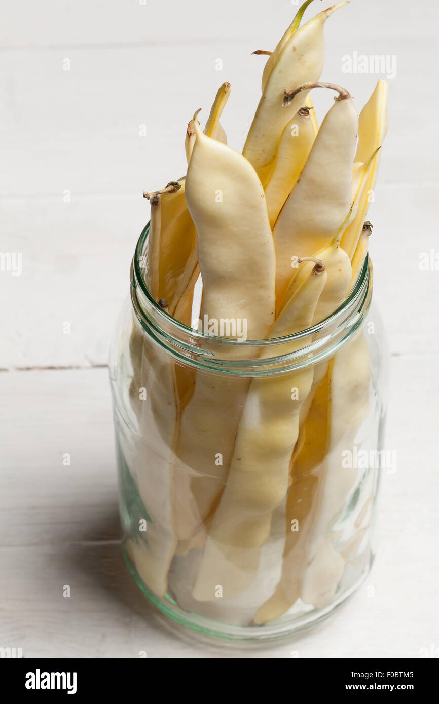 Frische gelbe Bohnen in einem Glas. Stockfoto