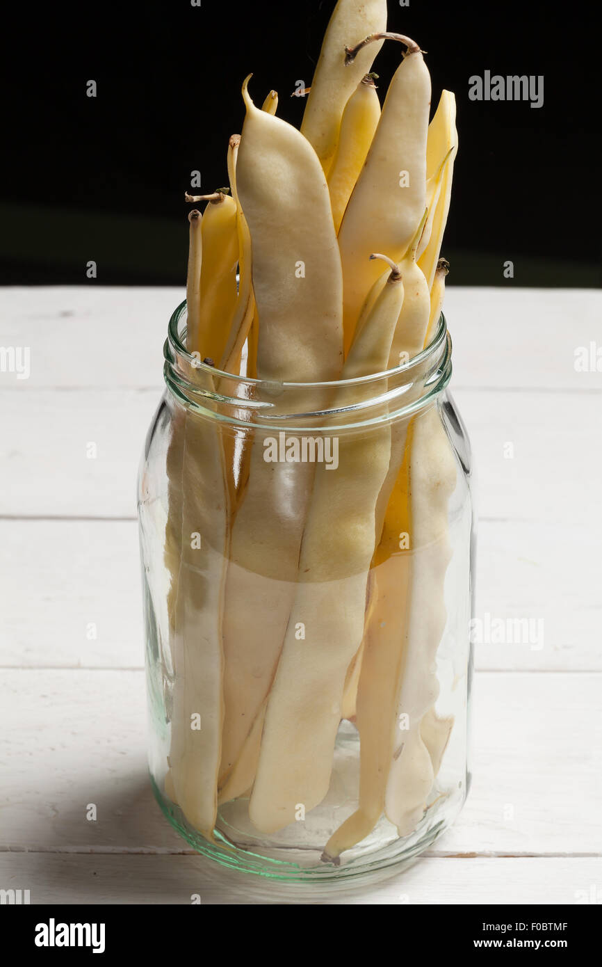 Frische gelbe Bohnen in einem Glas. Stockfoto