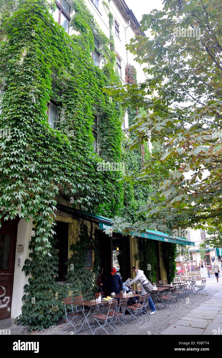 Cafe auf der Kastanienallee in Berlin Stockfoto