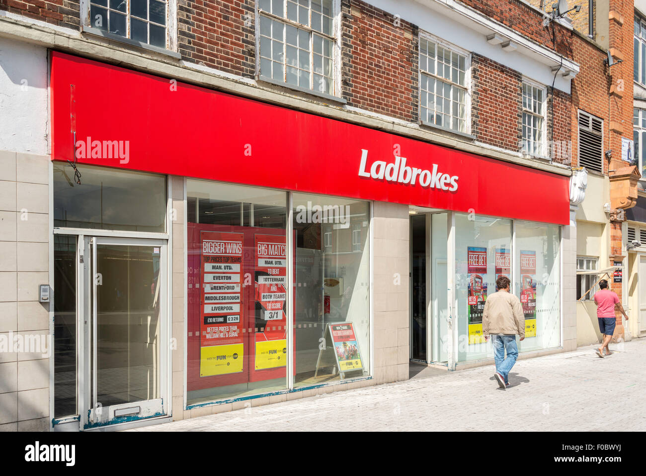 Ladbrokes Wetten Shop, Bell Square, Staines Road, Hounslow, London Borough of Hounslow, Greater London, England, Vereinigtes Königreich Stockfoto