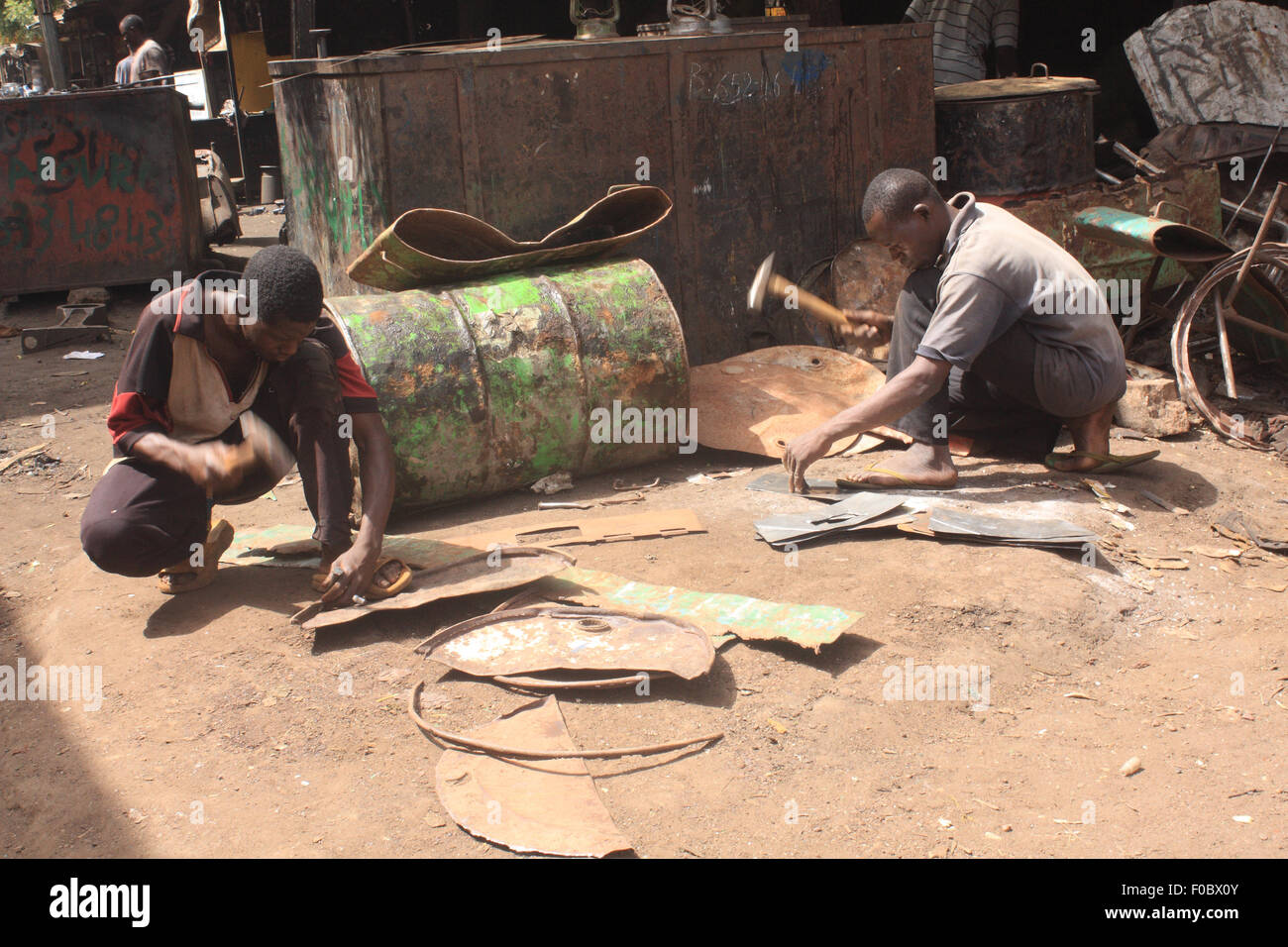 BANDIAGARA, MALI - 5. Oktober 2008: Unbekannten Männern in einer Eisen-Fabrik in Bandiagara in der Region Mopti in Mal genommen zu arbeiten Stockfoto