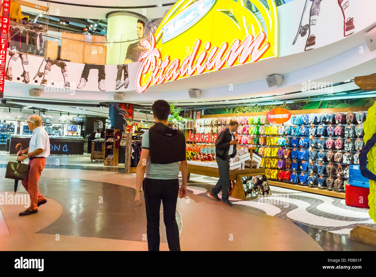 Paris, Frankreich, Herren Einkaufsschuhe, Inside, Männer Sportkleidung, Citadium Kaufhaus, Sportartikel, Auslage im Innenraum-Designgeschäft Stockfoto