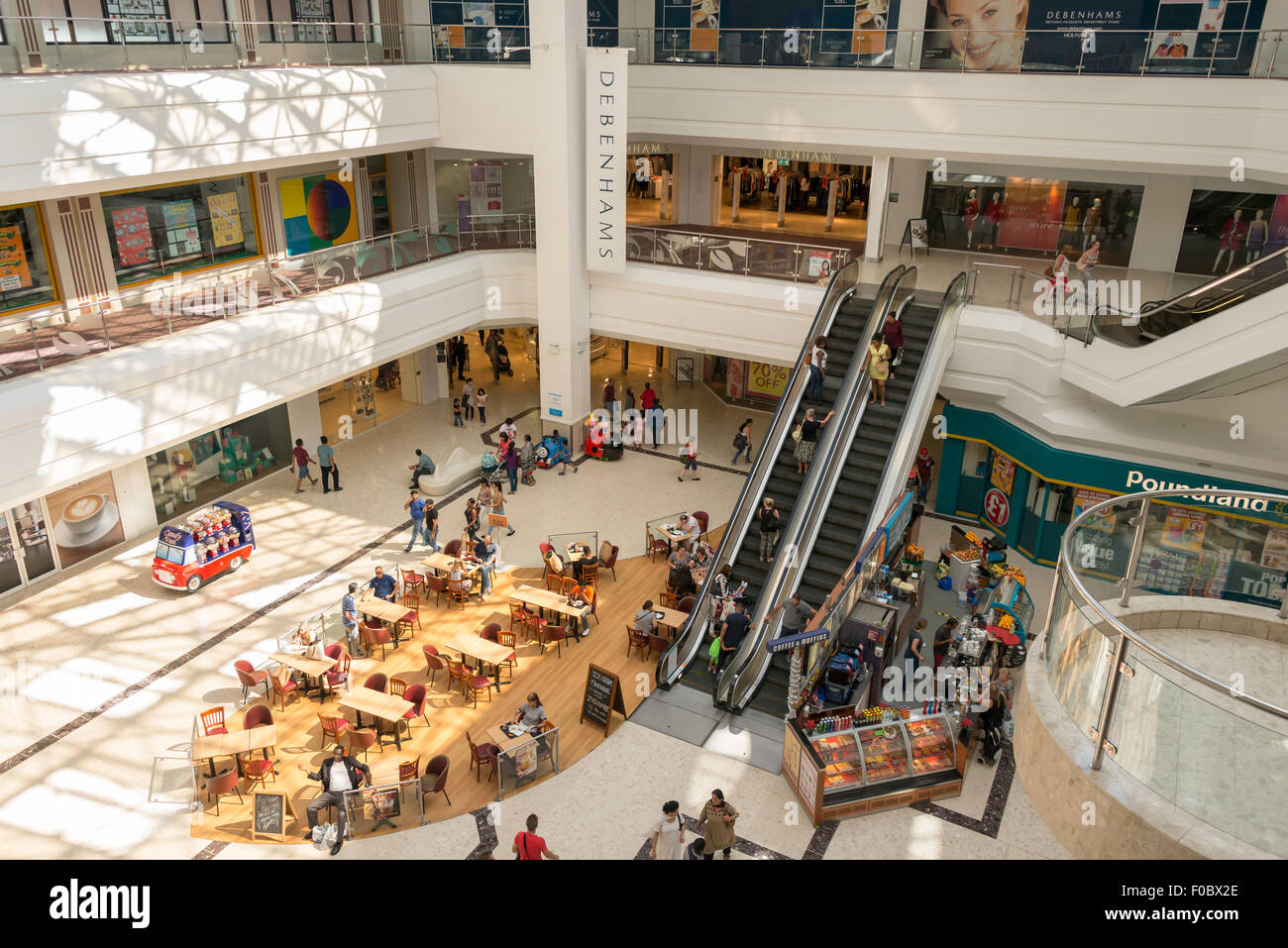 Innenhof der High Street, Hounslow, dem Vertrag Shopping Centre, London Borough of Hounslow, Greater London, England, Unite Stockfoto