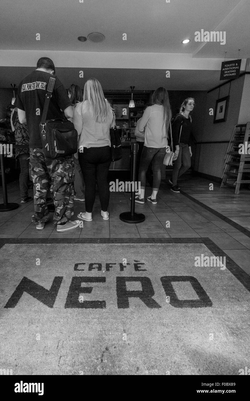 Eingang zum Cafe Nero Salisbury Wiltshire Stockfoto