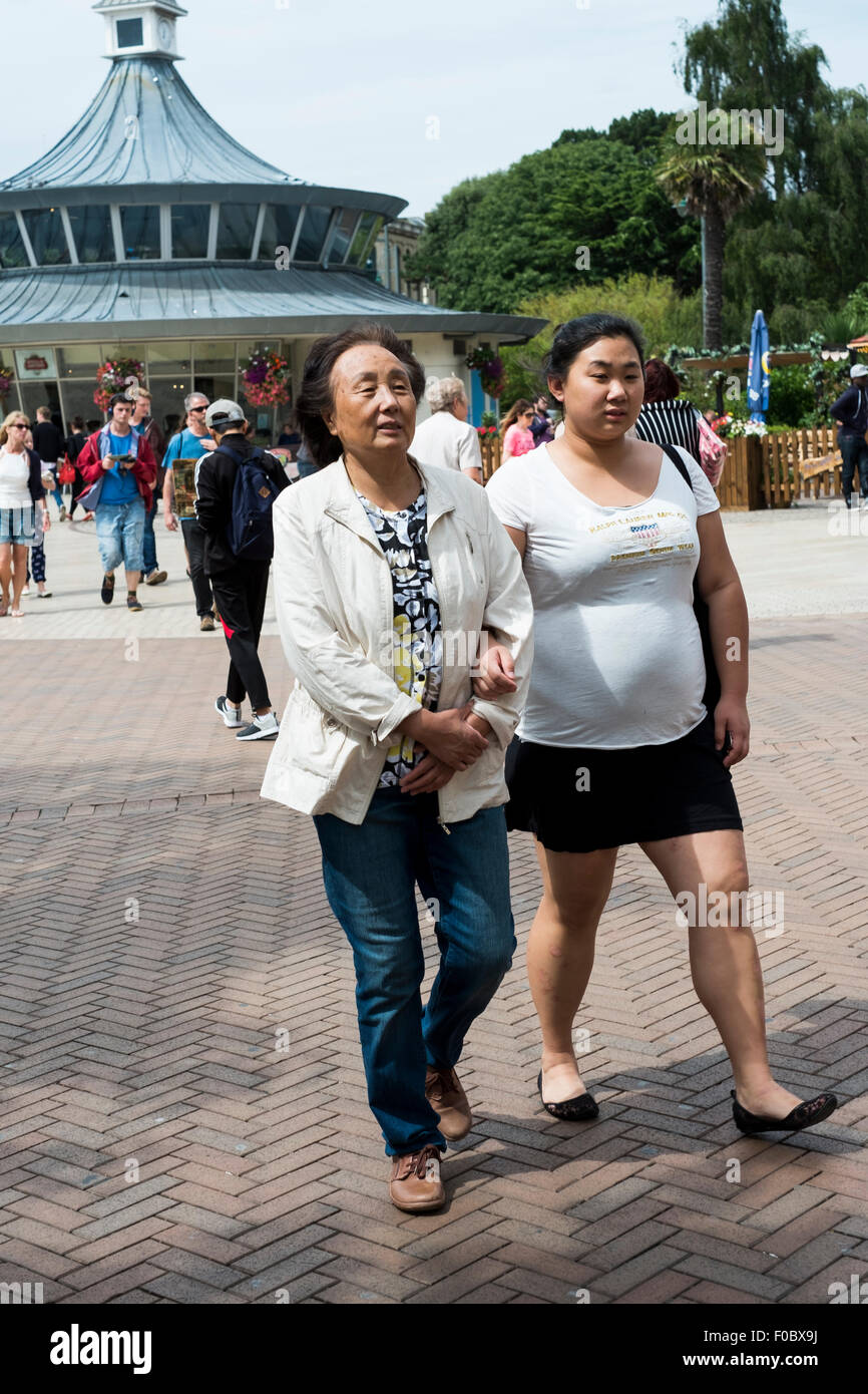 Touristen zu Fuß durch Bournemouth Einkaufszentrum plaudern und zusammen gehen. Stockfoto