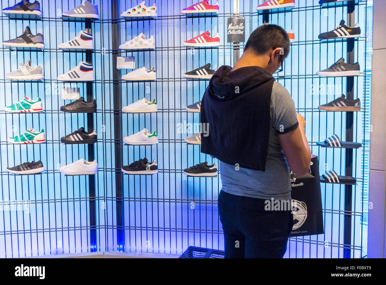 Paris, Frankreich, Europa Chinesische Touristenschuhe, Inside, Herren Sportbekleidung, Kaufhaus « Citadium, Sportartikel, Sneaker Store, Herrenmode Stockfoto