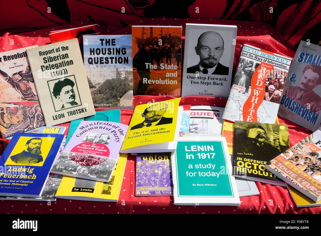 Stall am gemeinschaftlichen Verkauf von kommunistischen und sozialistischen Büchern Trotzki Lenin Stalin in Hoxton East London UK KATHY DEWITT Stockfoto