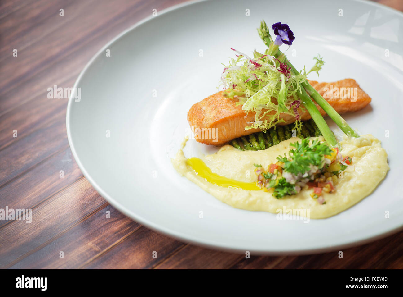 Lachs Rezepte mit Dill-Sahne-Sauce Stockfoto