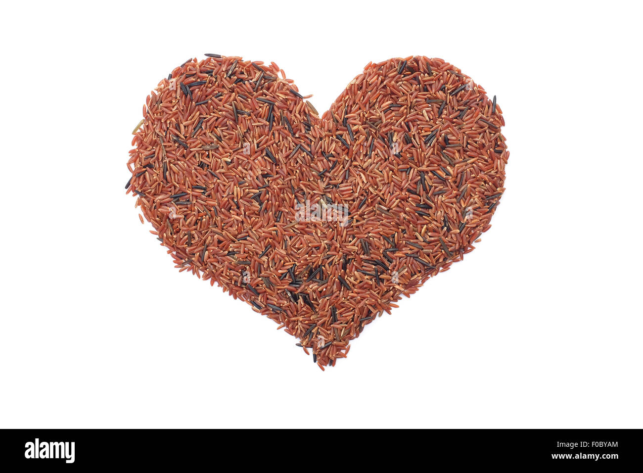 Roter Camargue Reis in Form eines Herzens, isoliert auf weißem Hintergrund Stockfoto