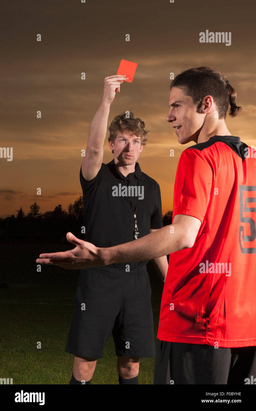 Schiedsrichter zeigt rote Karte, Fußballspieler und-Trainer Stockfoto