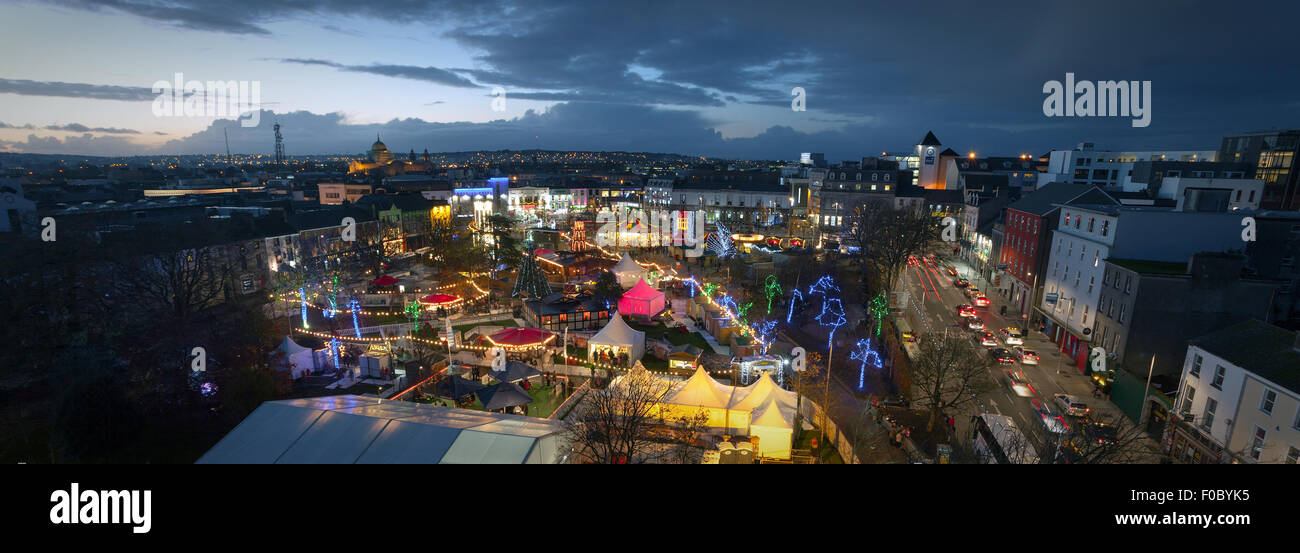 Panoramablick von Galway Continental-Weihnachtsmarkt in der Nacht. Irland. Stockfoto