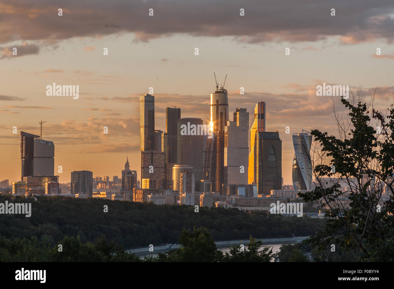 Die Aussicht von der Aussichtsplattform Evy Berge Geschäftsviertel Moskau Stadt, Moskwa und Parklandschaft Stockfoto