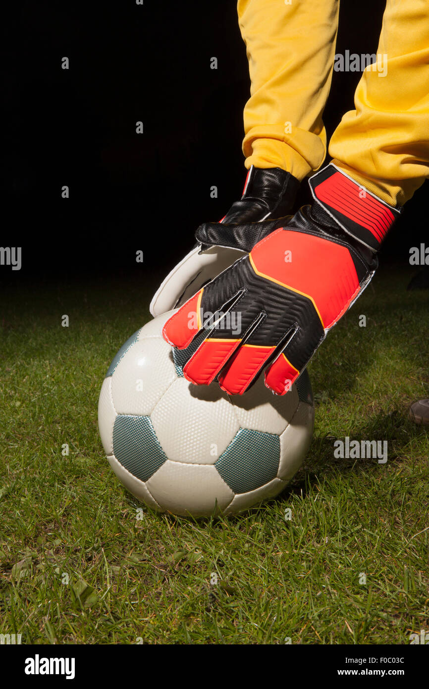 Bild des jungen männlichen Torwart Fußball Inverkehrbringen Feld abgeschnitten Stockfoto