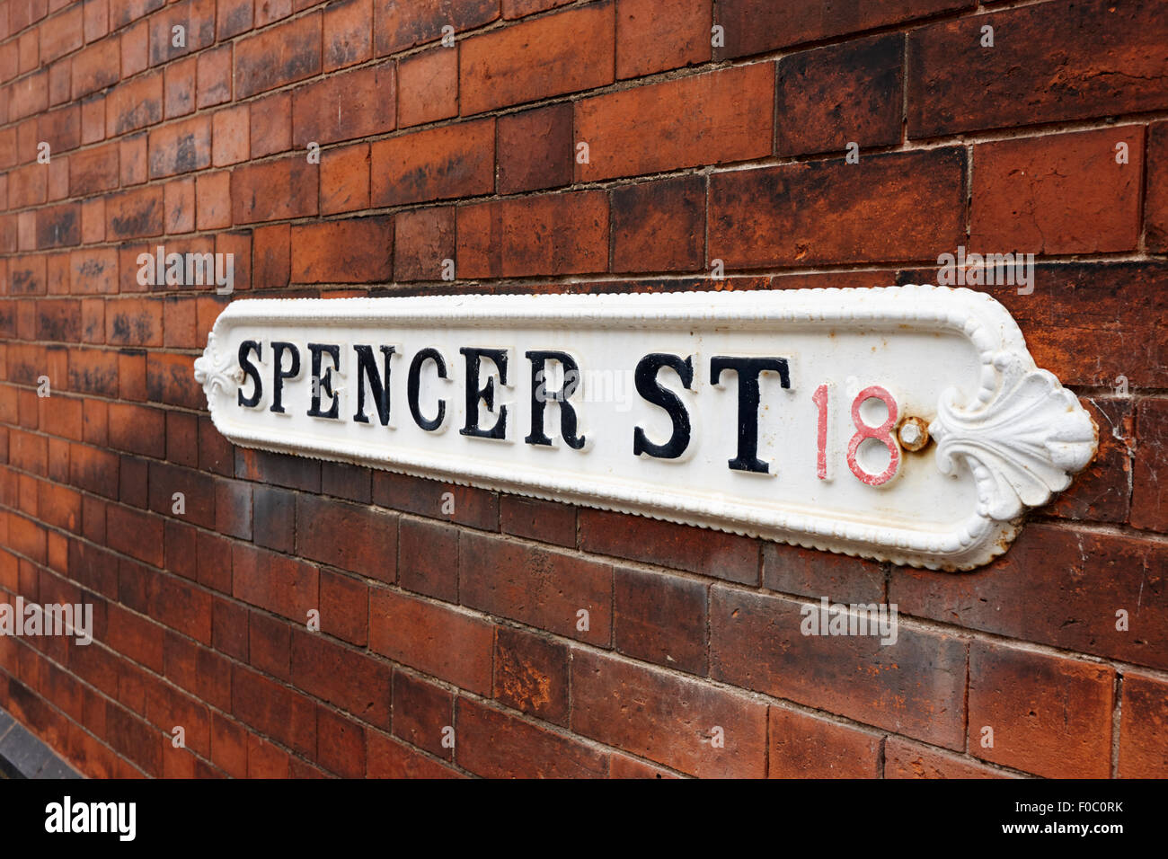 viktorianische Metall Straßenschild für Spencer street auf roten Backsteingebäude in der Schmuck-Viertel-Birmingham-UK Stockfoto