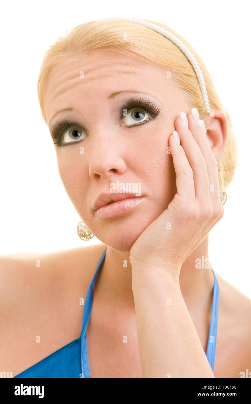 Blonde junge Frau, die skeptisch in die Luft Stockfoto