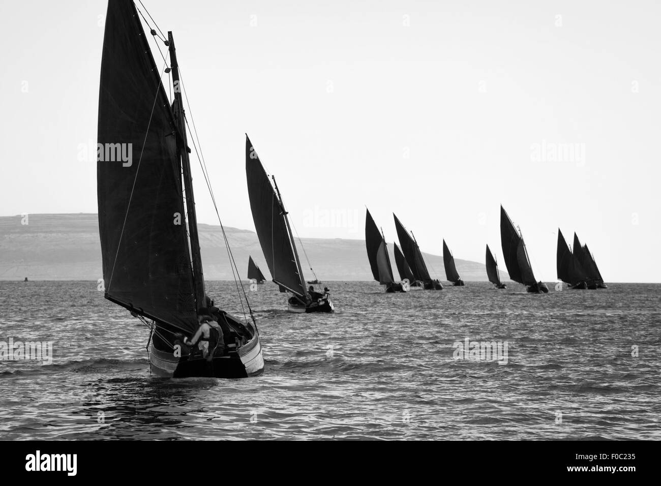 Traditionelle Holzboote Galway Hooker, rote Segel, konkurrieren in Regatta. Irland. Stockfoto