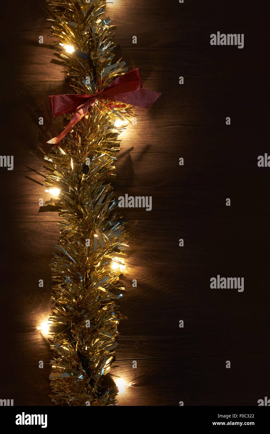Traditionellen Weihnachtsbaum Lichter und Lametta liegend auf einem Holzfußboden. Stockfoto