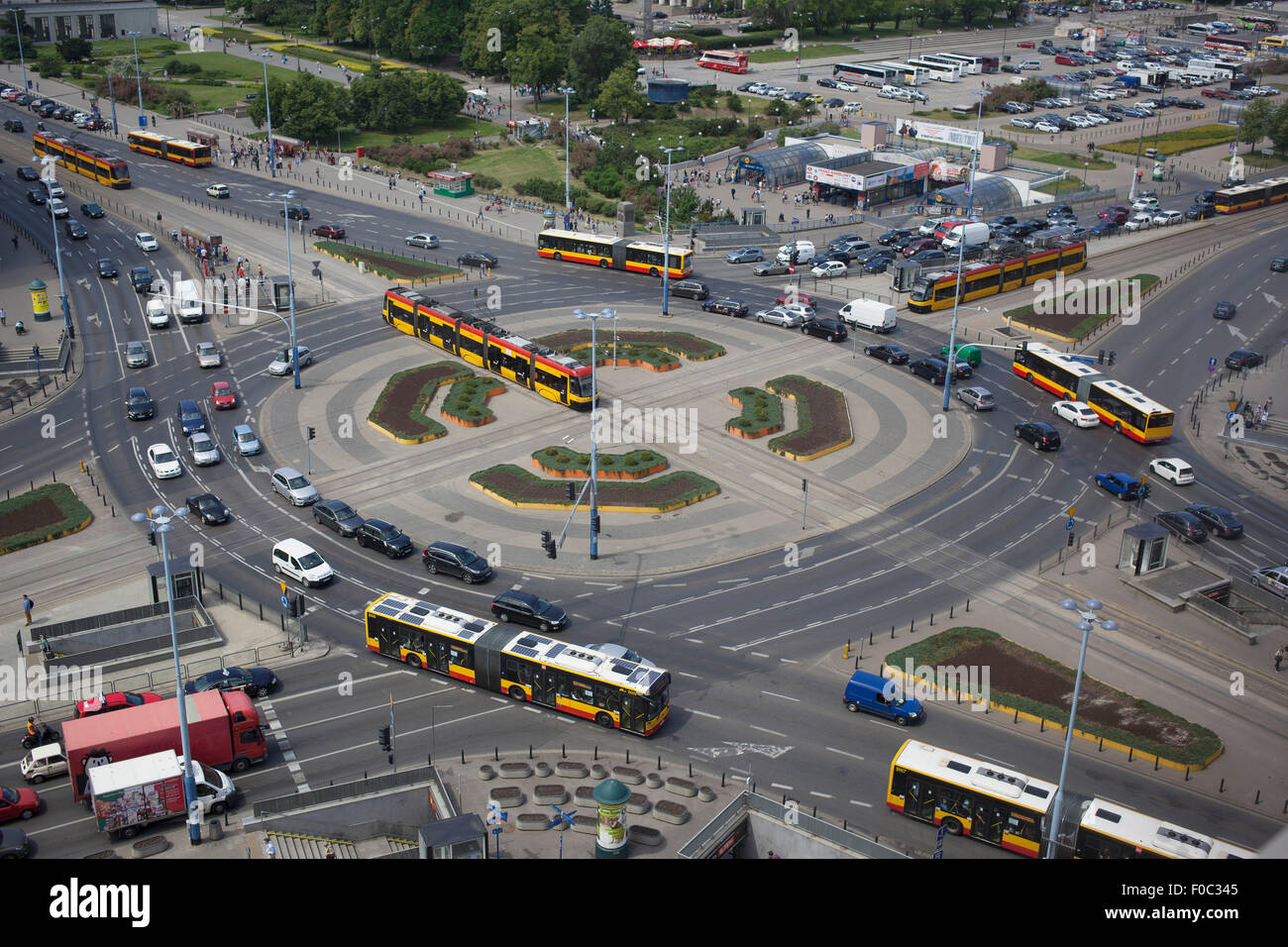 Erhöhte Ansicht der verkehrsreichen Kreisverkehr in Warschau Stockfoto