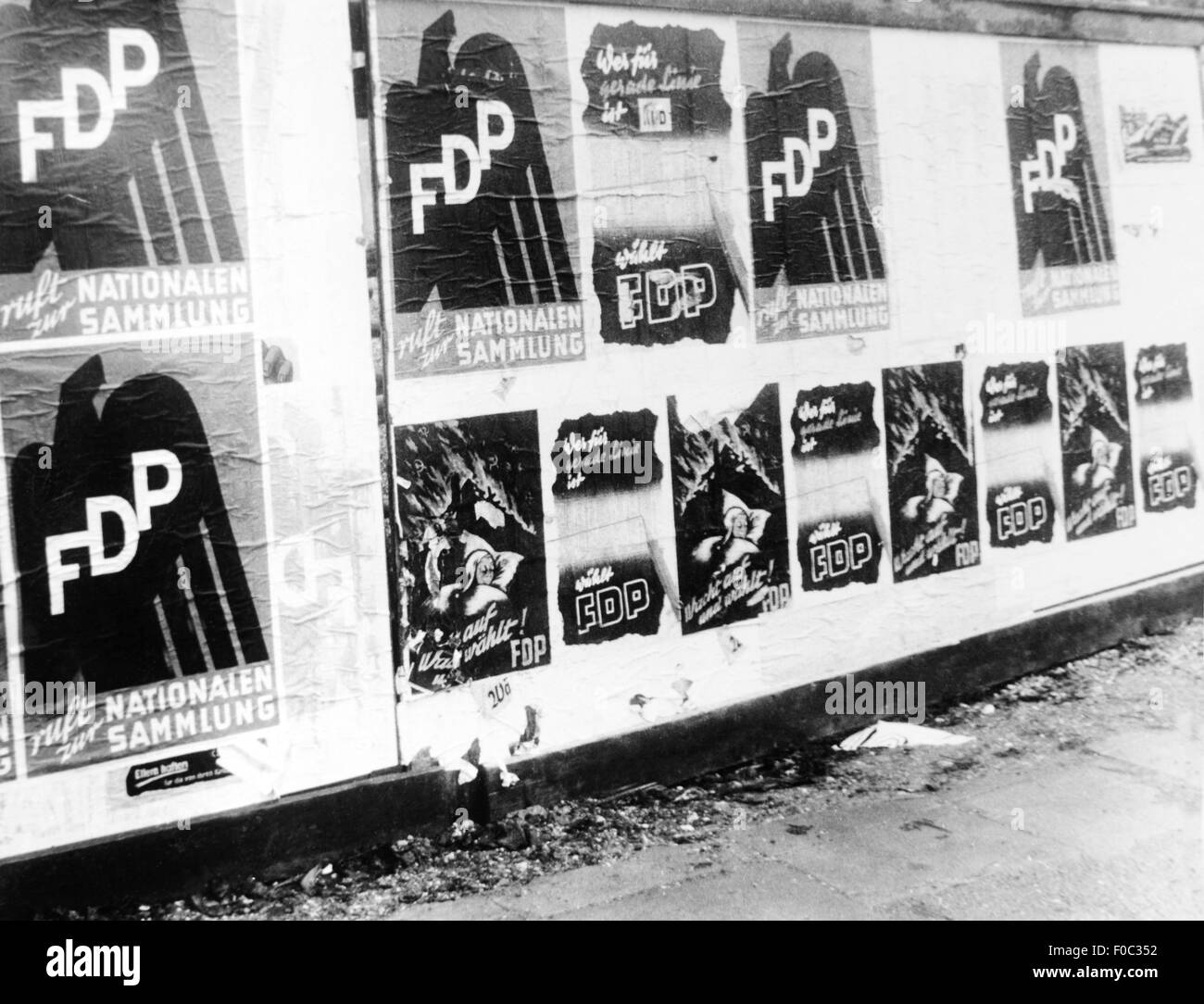 Politik, Wahlen, Deutschland, Wahlkampf für den Bundestag 1953, Wahlplakat der FDP, Horten, Bonn, 1953, Detail, Slogan 'Wake up and vote for FDP' und 'Call for the National Gathering', Zusatzrechte-Clearences-nicht vorhanden Stockfoto