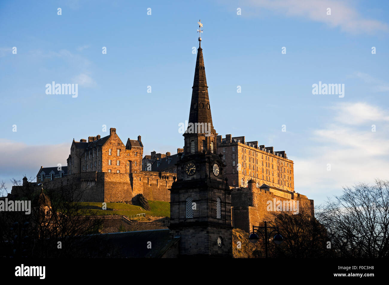 Kirchturm der St. Cuthbert Kirche in den Vordergrund mit Edinburgh Castle im Hintergrund im Dezember, Schottland, Großbritannien, Europa Stockfoto Kirchturm der St. Cuthbert Kirche in den Vordergrund mit Edinburgh Castle im Hintergrund im Dezember, Schottland, Großbritannien, Europa Stockfoto