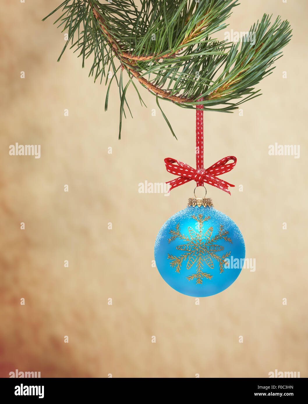 Traditionellen Weihnachtsbaum Dekoration einen strukturierten Hintergrund aus einem Ast hängen. Stockfoto