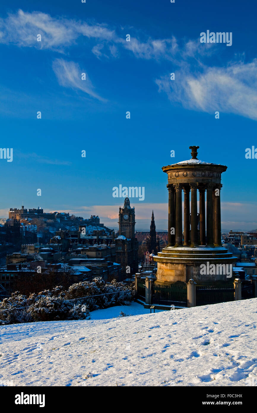 Edinburgh von Calton Hill City winter Skyline mit Dugald Stewart Denkmal im Vordergrund, Lothian, Schottland, Großbritannien, Europa, Stockfoto