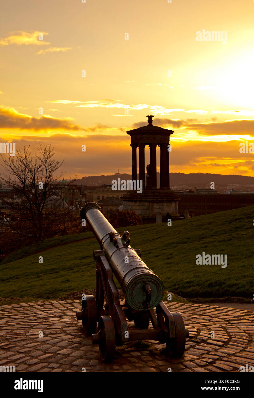 Kanone mit Dugald Stewart Monument Calton Hill Edinburgh Schottland UK Stockfoto
