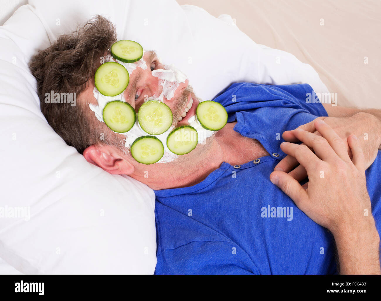 Mann im Bett mit Gesichts- und lächelnd Stockfoto