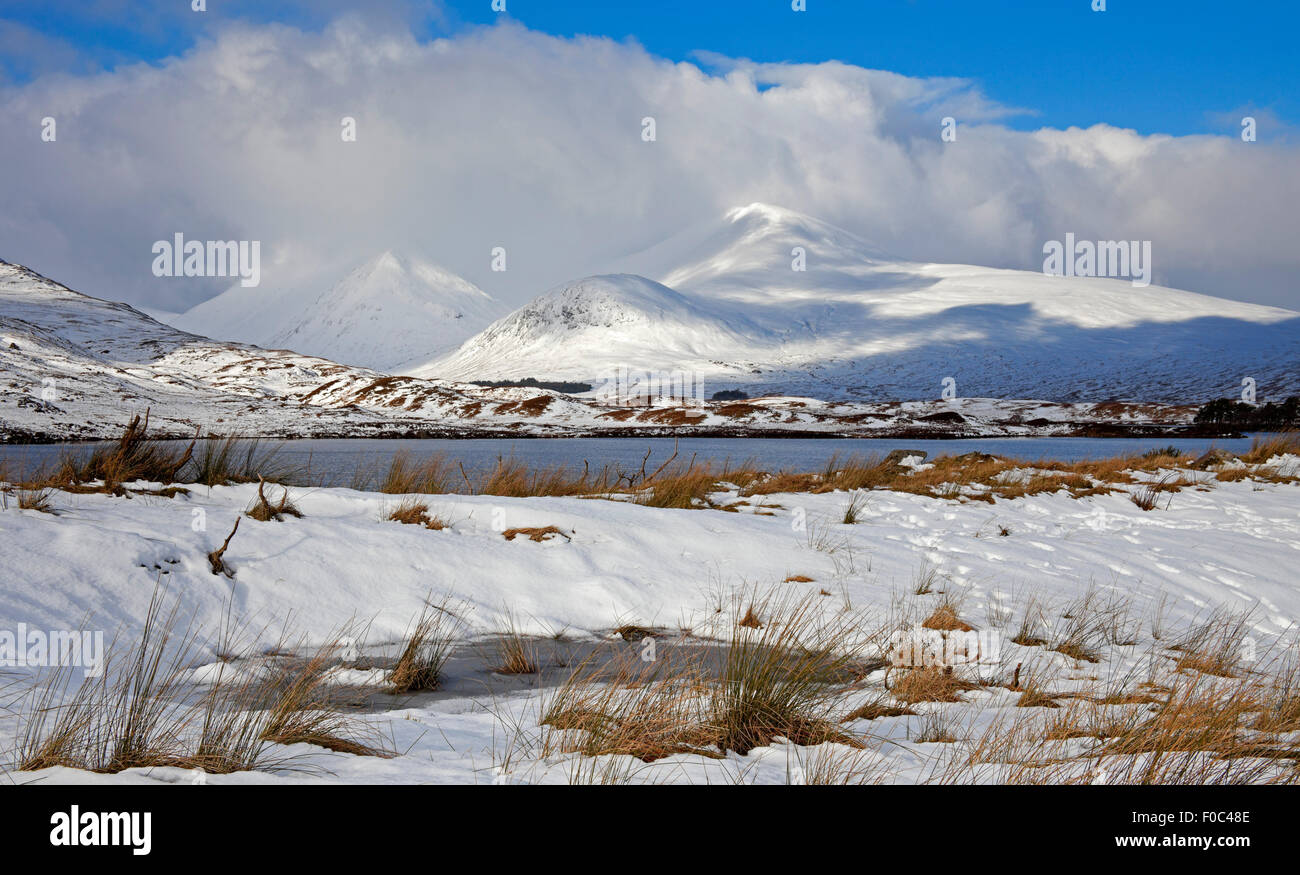 Rannoch Moor mit Schwarzen Berg mit Schnee bedeckten Berge im Hintergrund, Lochaber, Schottland Großbritannien Stockfoto
