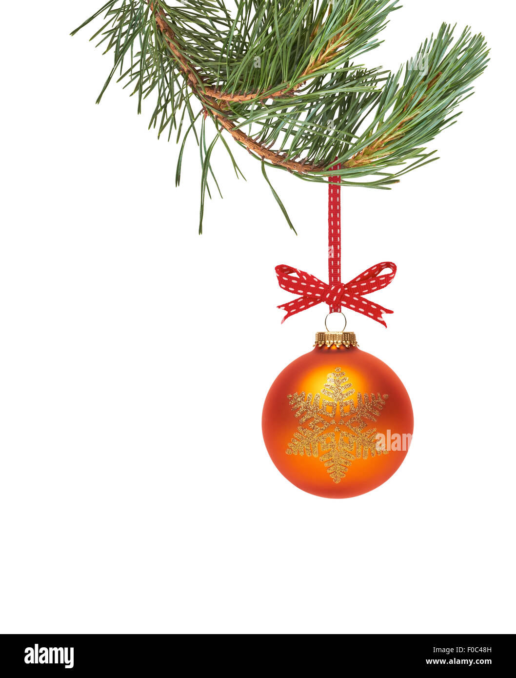 Traditionellen Weihnachtsbaum Dekoration hängen von einem Ast isoliert auf einem weißen Hintergrund. Stockfoto