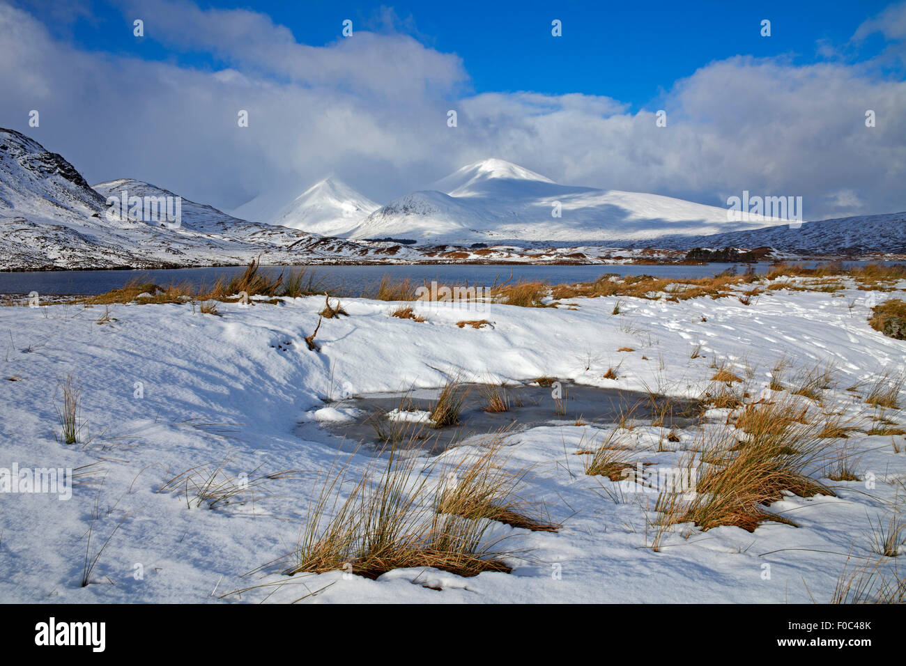 Schneebedeckte Rannoch Moor mit schwarzen Berg Berge im Hintergrund Stockfoto