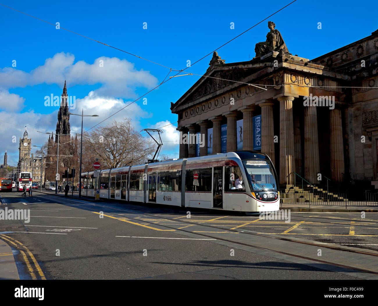 Edinburgh-Straßenbahn läuft in Princes Street Scotland UK Stockfoto