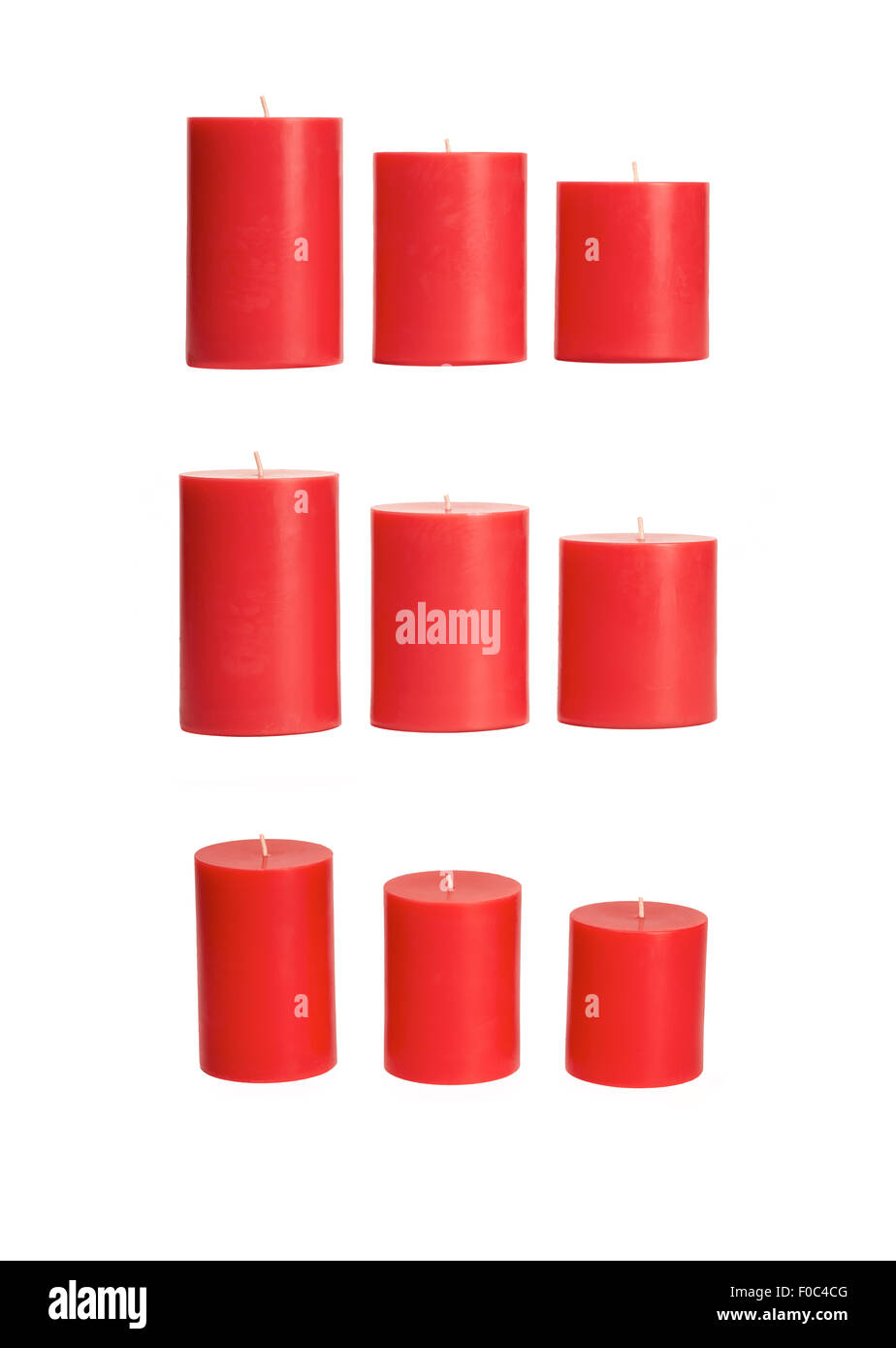 Eine Auswahl an rote Kerzen in verschiedenen Winkeln auf weißem Hintergrund Stockfoto