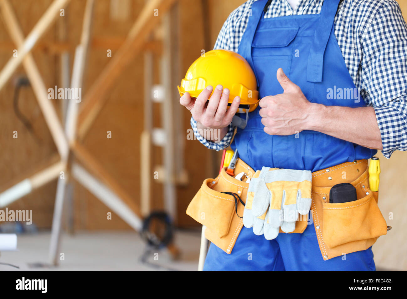 Arbeiter gibt Daumen nach oben Stockfoto