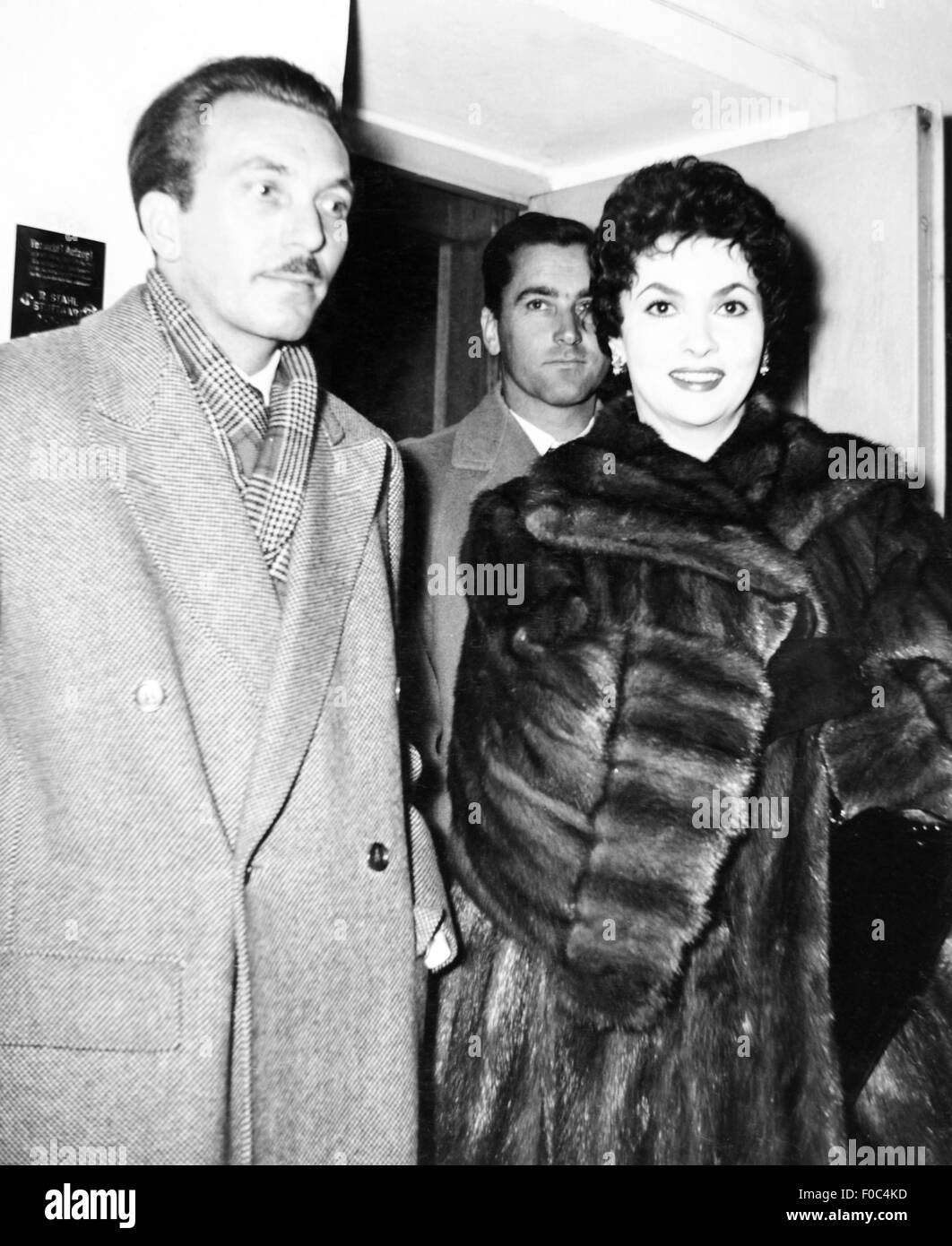 Lollobrigida, Gina, * 4.7.1927, italienische Schauspielerin, halbe Länge, mit Jochen Willke, Chefredaktor der 'Muenchner illustrierten', Ehemann Milko Skovic, vor Pressekonferenz, München, 1955, Stockfoto