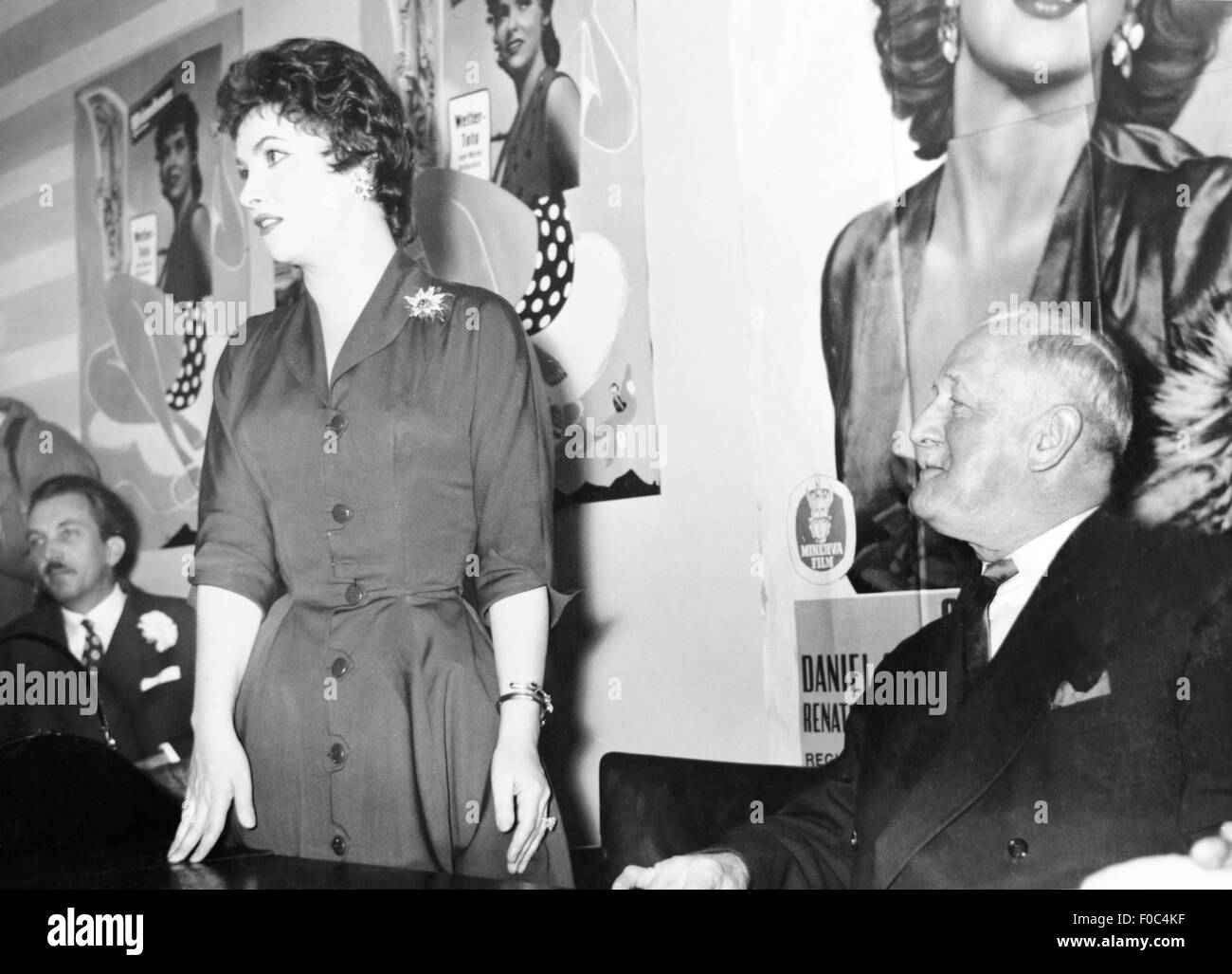 Lollobrigida, Gina, * 4.7.1927, italienische Schauspielerin auf halber Länge, mit Jochen Willke, Chefredaktor der 'Muenchner illustrierten', Edmund Goldschagg, Partner des 'Sueddeutschen Verlages', auf Pressekonferenz, München, 1955, Stockfoto