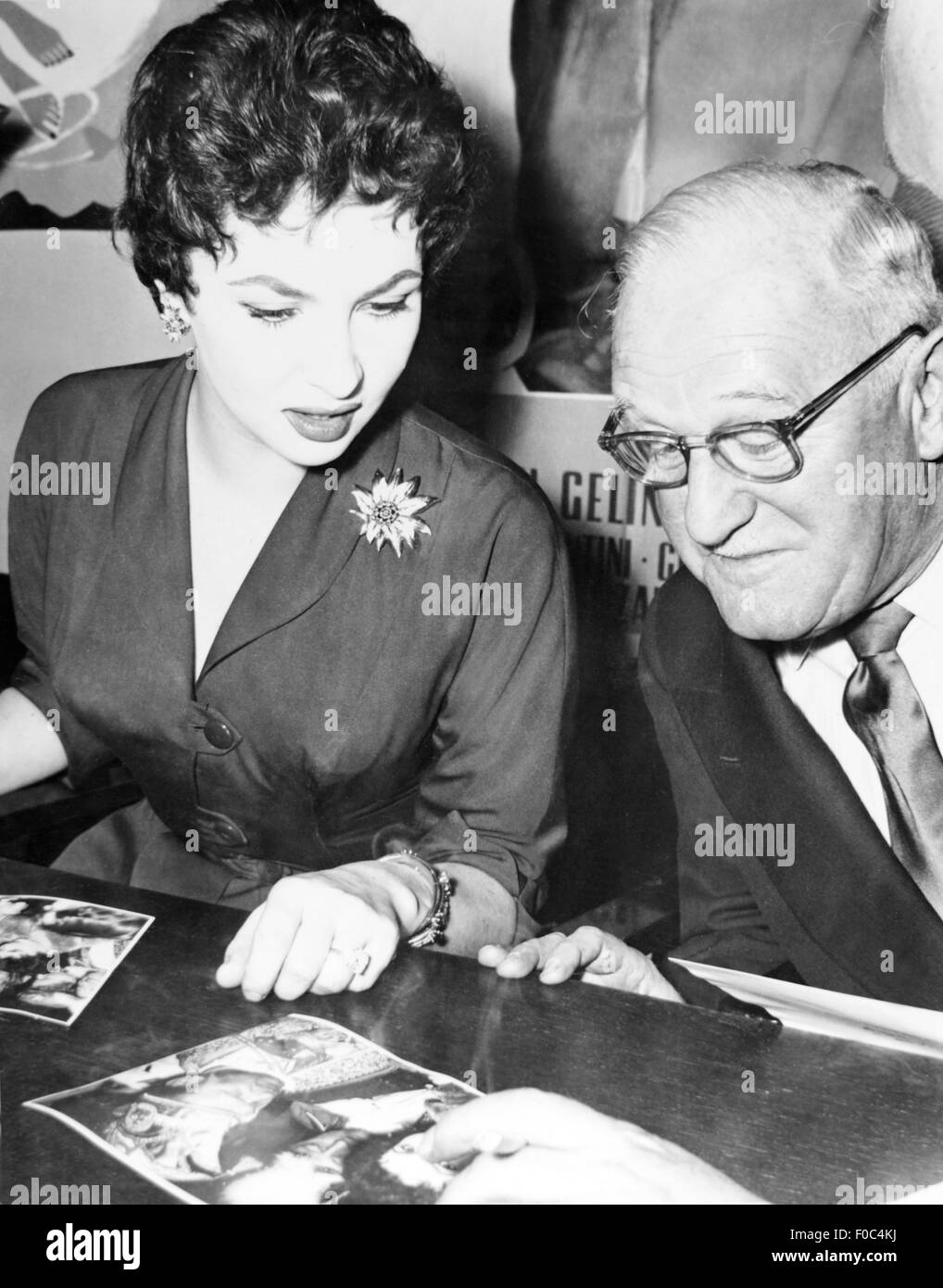 Lollobrigida, Gina, * 4.7.1927, italienische Schauspielerin, halbe Länge, mit Edmund Goldschagg, Partner des 'Sueddeutschen Verlages', auf Pressekonferenz, München, 1955, Stockfoto