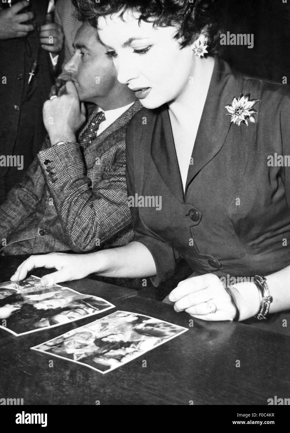 Lollobrigida, Gina, * 4.7.1927, italienische Schauspielerin, halbe Länge, mit Ehemann Milko Skofic, auf Pressekonferenz, München, 1955, Stockfoto