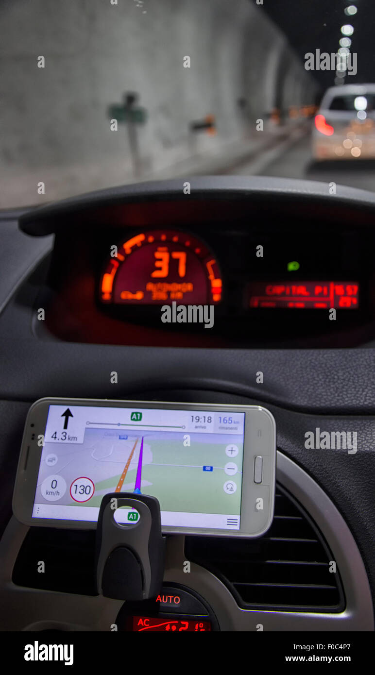 Alternative Verwendungen des Mobiltelefons im Auto Stockfoto