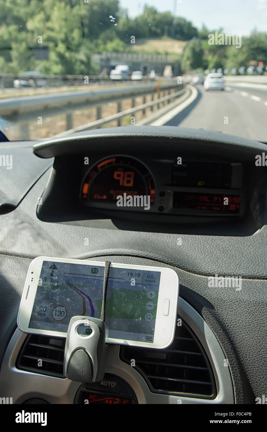 Alternative Verwendungen des Mobilfunktelefons im Automobil Stockfoto