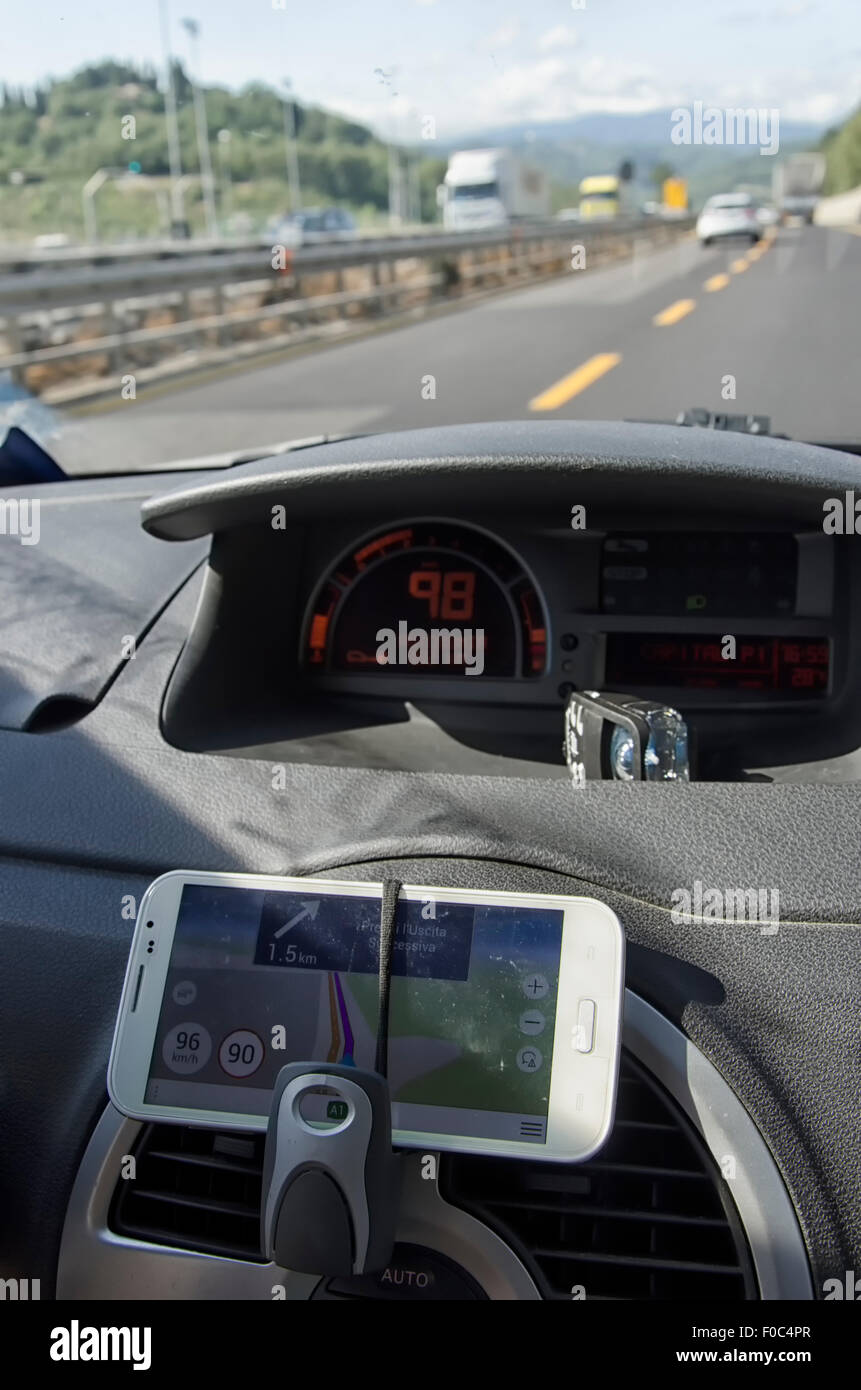 Telefonieren wie ein Navigationssystem im auto Stockfoto