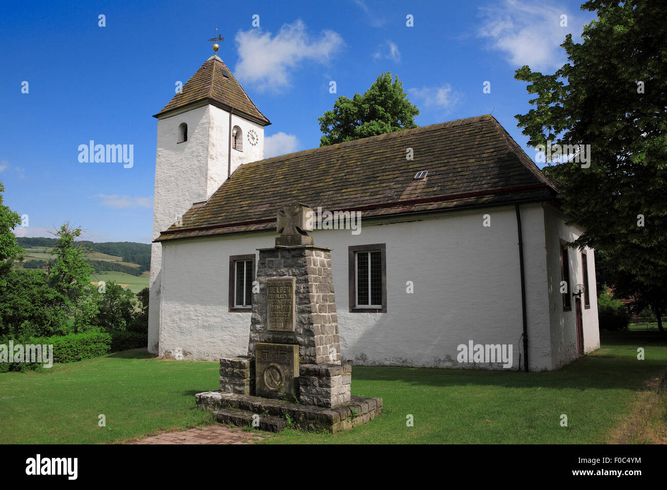 St.-Michaelis-Kirche mit Krieger-Denkmal. Ruehler Schweiz. Bodenwerder Rühle, untere Sachsen, Deutschland, Europa Stockfoto